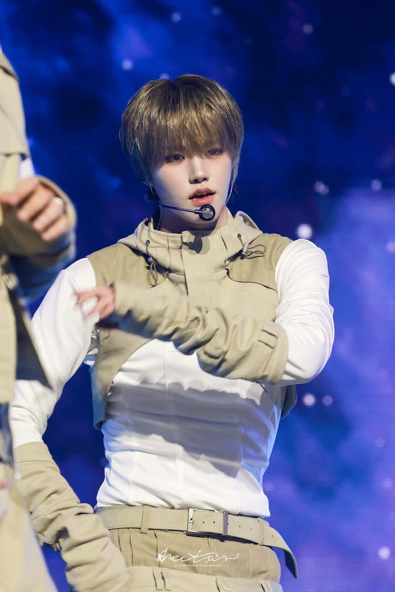 rry_ing's tweet photo. 왼으로 인정받아야 입을 수 있는 섹시의상이잖아 https://t.co/tk8Bt2kcNZ