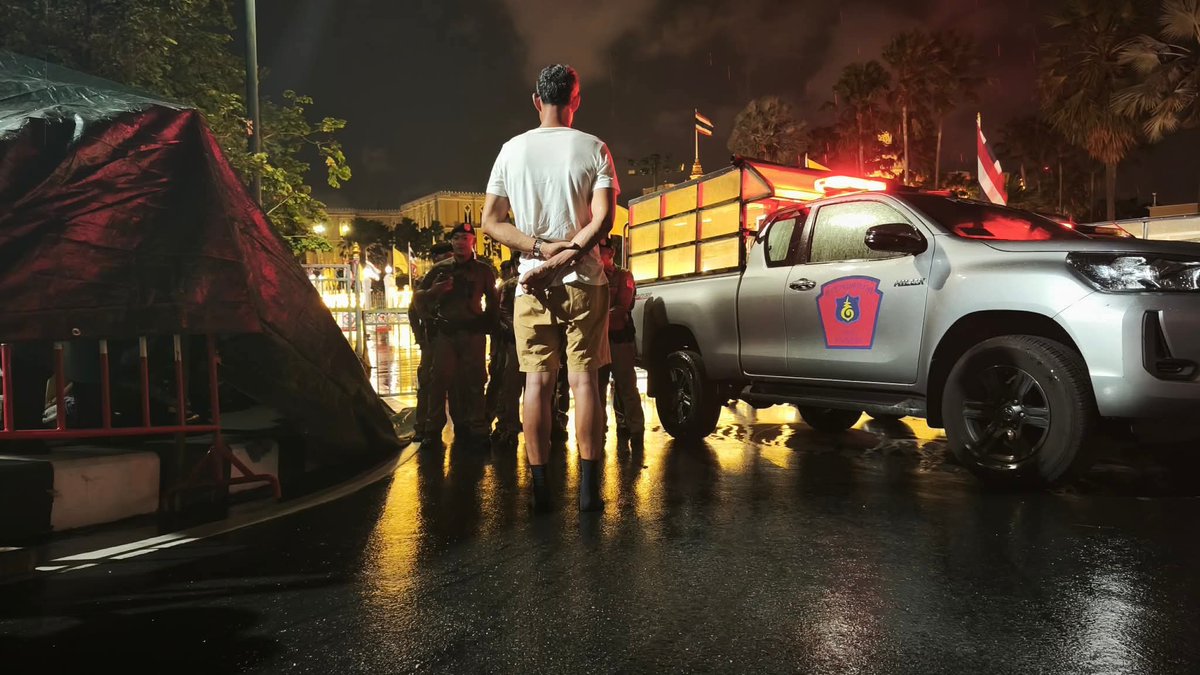 aorwiki's tweet photo. 23.00

ก็ไม่รู้จะโดนรวบตอนใหน ฝนก็ตกแล้วยังต้องมาประจันหน้ากันตรงๆตินนี้มีมวลชนไม่กี่คน

ตำรวจก็เพิ่มมาเรื่อยๆ หนูนวลก็ยืนประจันหน้ามาเกือบ 3 ชั่วโมงแล้ว

จะโดนรวบโดนสลายก็ตามสบาย
 แต่อย่าหวังว่าจะถอย 

#StopSEC #SECWATCH #หยุดแลนด์บริดจ์

day1 https://t.co/R7fbwLCt0x