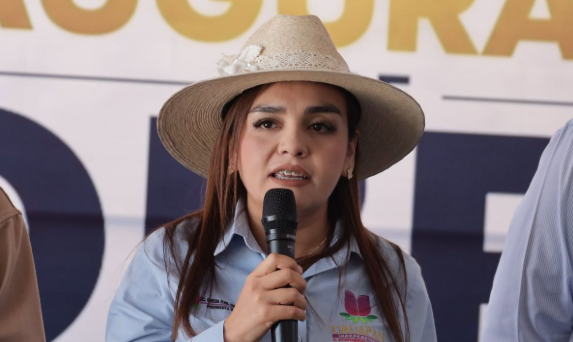envozmxoficial's tweet photo. "Carlos iba a ser el próximo gobernador": #GreciaQuiroz atribuyó el asesinato de #CarlosManzo a intereses políticos y señaló directamente a Roldán Álvarez Ayala, #exalcalde de #Apatzingán.
👇Aquí la nota:
https://t.co/Y16NpRZozT https://t.co/ULgvAj2lxZ
