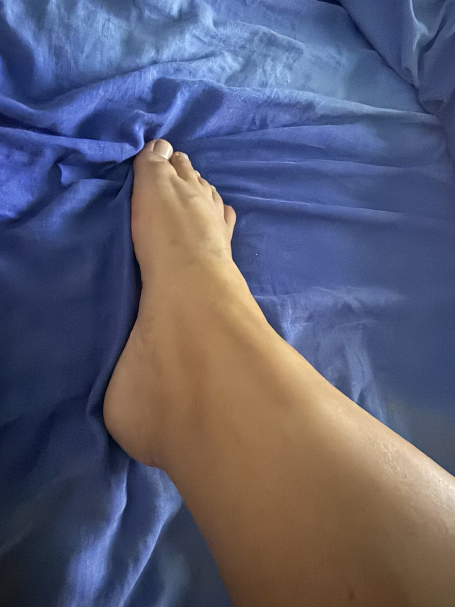 tonguesliam's tweet photo. Any pig out there willing to pay for my puppy ?! 💵💶💰🤑#feetfetısh #feetworshi̇p #feet #spoilme #paypig https://t.co/ueQhjRm9Rm