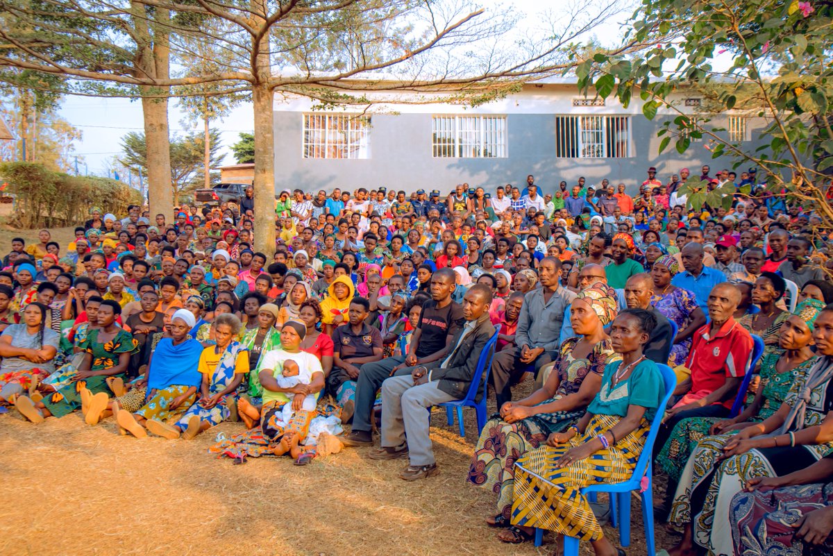 NgomaDistrict's tweet photo. Mu butumwa Abayobozi bagarutseho basabye abaturage kwirinda kunywa no gukwirakwiza ibinyobwa bitujuje ubuzirange kuko bigira ingaruka kubuzima bw'abaturage, kwirinda amakimbirane yo mu ngo, kwirinda ibiyobyabwenge no kwicungira umutekano. https://t.co/hrXGwnOfX8