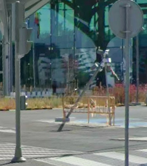HilosValdebebas's tweet photo. Desde ¡¡OCTUBRE!! de 2025 lleva (al menos) "volqueteada" la farola del intercambiador, con una simples vallas señalizándola. ¿Cuándo tenéis pensada arreglarla o pedir a quien corresponda que la repare? @davidperez @JMDHortaleza @Lineamadrid Hasta con quitarla sería suficiente... https://t.co/Y86m56rW76