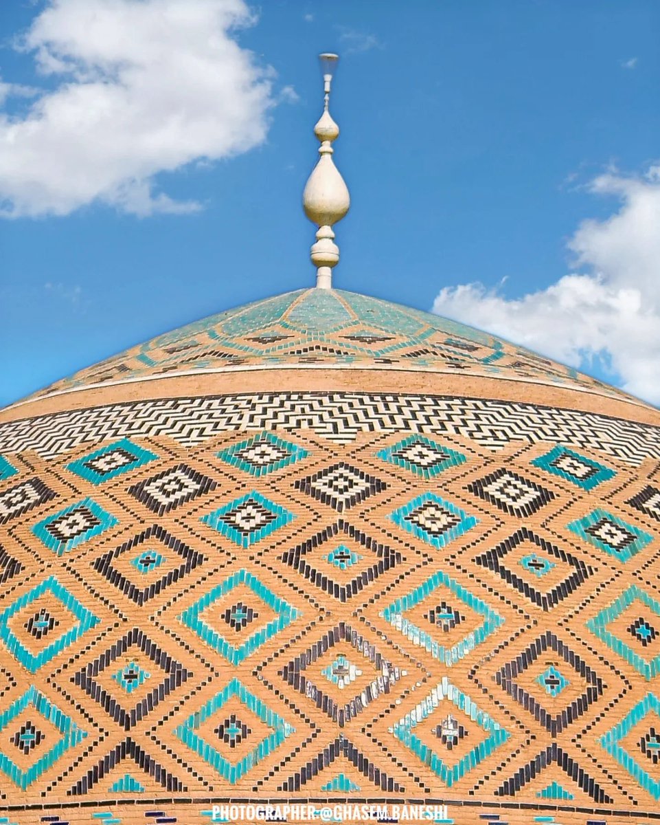 yazd_cthh's tweet photo. گنبد باشکوه مسجد جامع یزد؛ روایت‌گر قرن‌ها هنر، معماری و ایمان.
شاهکاری ماندگار که در تار و پود آجر و کاشی، هویت تاریخی و فرهنگی ایران را به نمایش می‌گذارد.
عکس: قاسم بانشی 

#مسجد_جامع_یزد #کاشیکاری_سنتی #ایران_ببین https://t.co/yLr7CY0en2