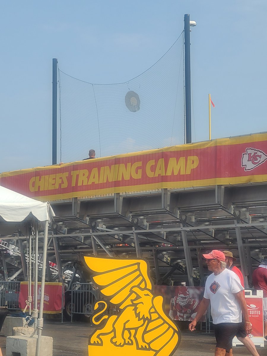 MIslander4's tweet photo. #DearDAiary Hanging out with the men folk (Dad, Uncles,  And Cousins) at The Chiefs Training Camp https://t.co/m91D8PEnHG