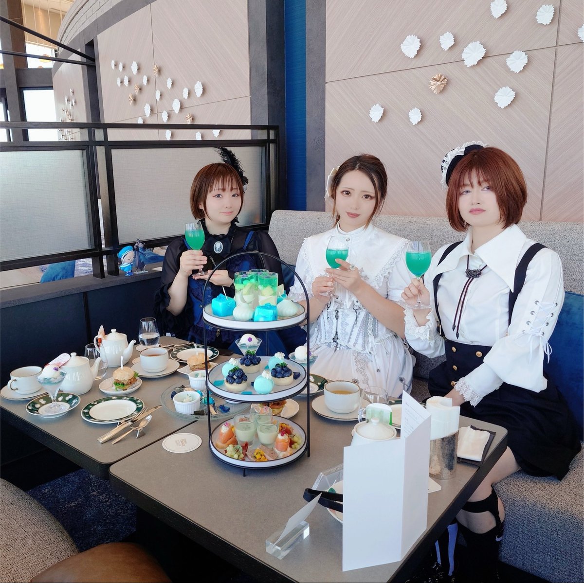 210_x_x's tweet photo. 本日は、こんな格好で、茜さんと歩さんと一緒に青いアフタヌーンティーをしばいて、kistで二人の爆買いを鑑賞しつつ私も買い物をした日でした。

こんなに足出してるのに日焼け止め塗り忘れてたんだぜ自分（真顔） https://t.co/494ue0alOX