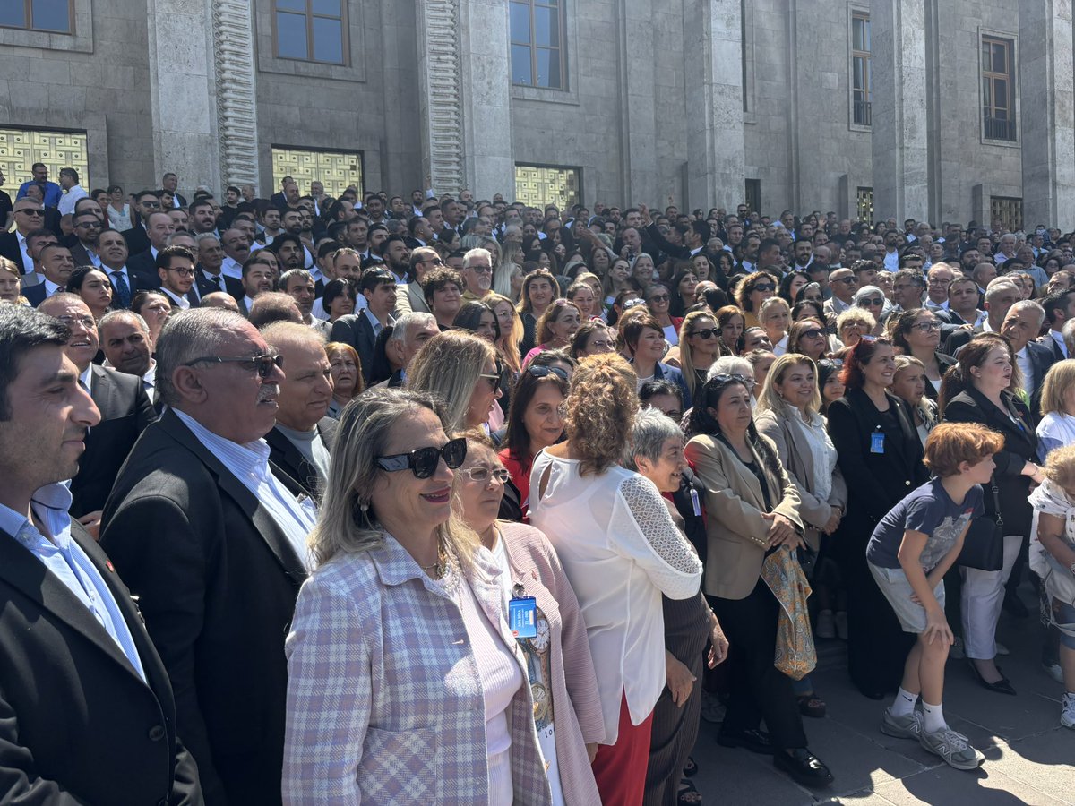 fatiherturk31's tweet photo. 35 yıldır meclisteyim 29 Ekim Cumhuriyet Bayramları dahil böyle bir kalabalık,böyle bir coşku görmedim…Halk Cumhuriyet Halk Partisine ve Atatürk’ün emanetine böyle sahip çıktı.Çok yaşa Cumhuriyet Halk Partisi çok yaşa genel başkanımız Kemal Kılıçdaroğlu… https://t.co/ZRivpC0hzI