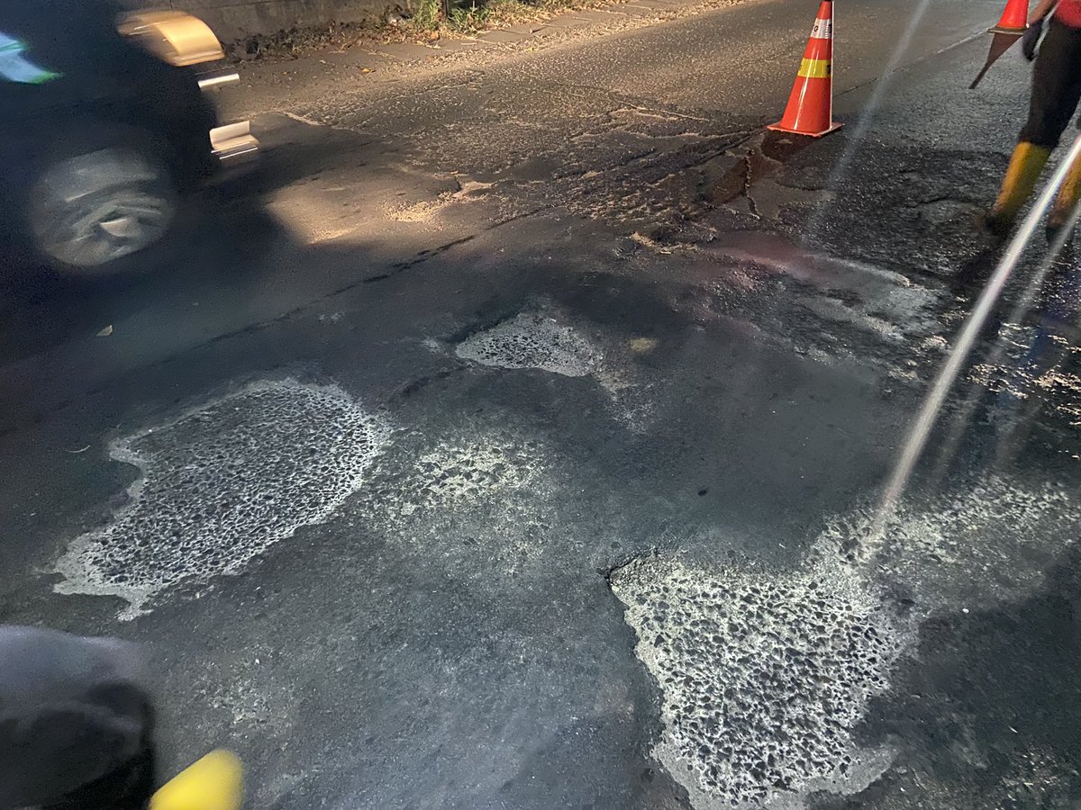 GenBurgeract's tweet photo. Yaa karena wilayah perbatasan Kota Bekasi dengan Jaktim ini jarang dilirik

Kita aja deh yang nanbel jalan berlubang dengan kondisi jalanan gelap karena lampu tertutup pepohonan ini

Jl. Raya Hankam, Jatirangon, Jatisampurna

Before:                                  After: https://t.co/sqBpfdT2uh