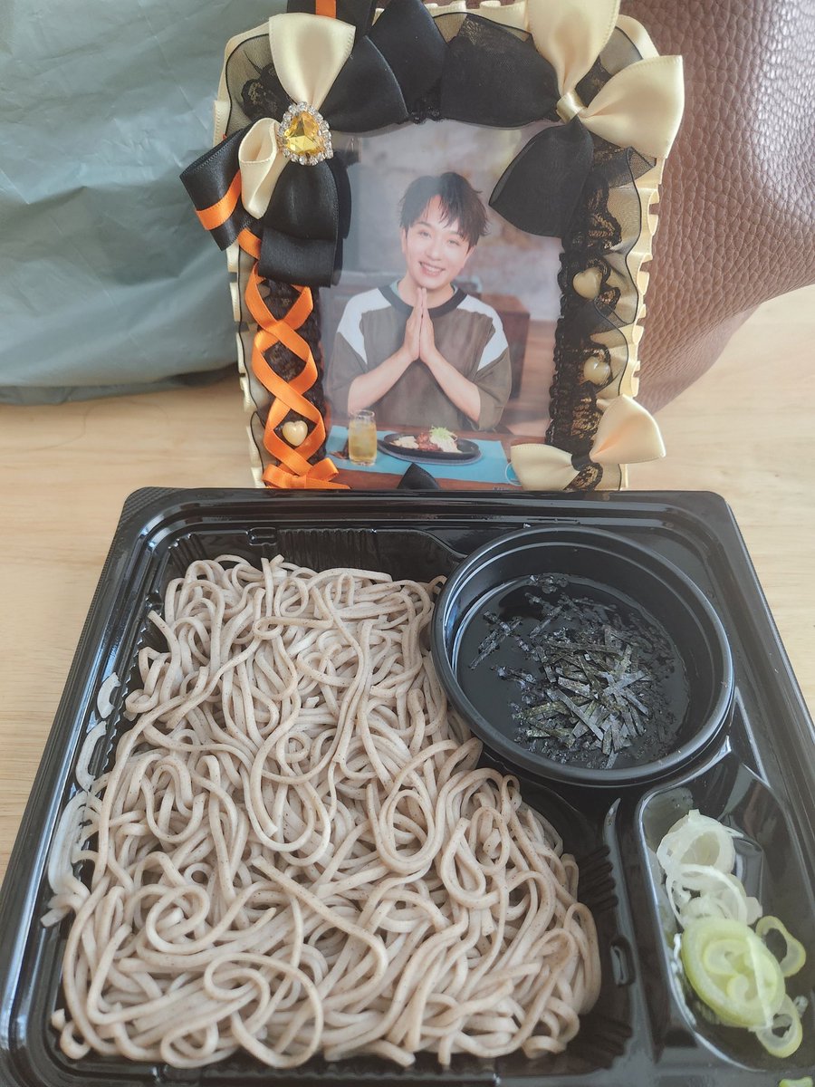 G8MN_eku's tweet photo. 소바 도시락 일본에서 사놓고, 못 먹어서 그대로 가져와 먹기☺️ 소바 도시락 맛있네👀✨️ https://t.co/wrTbezJhRu