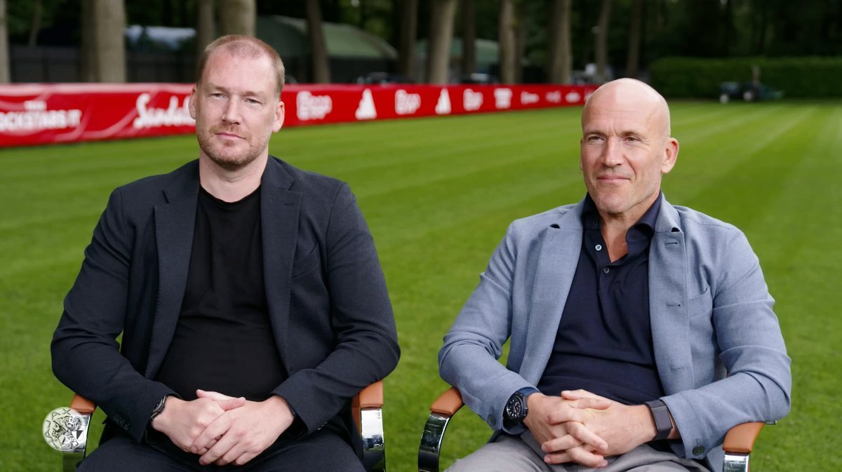 Indocied's tweet photo. Bijna arrogant en hautain vertelden deze 2 vorig seizoen wat er allemaal moest veranderen en hóe. Met de kennis van nu bleken het vooral babbels en luchtkastelen. Een bezuiniging was het, maar voetbaltechnisch was alles drama. Jordi lult niet, Jordi poetst. #Ajax #Kroes #Beuker https://t.co/oQuWIVSHle