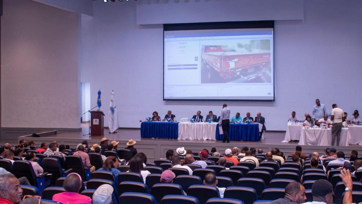 PortalDigitalRD's tweet photo. 💰🇩🇴 La Dirección General de Bienes Nacionales recaudó RD$57.3 millones en la segunda subasta pública del año, donde fueron ofertados vehículos, mobiliario y otros bienes mediante un proceso transparente.#BienesNacionales #SubastaPública #RepúblicaDominicana #Transparencia https://t.co/rbaDHEKBwU