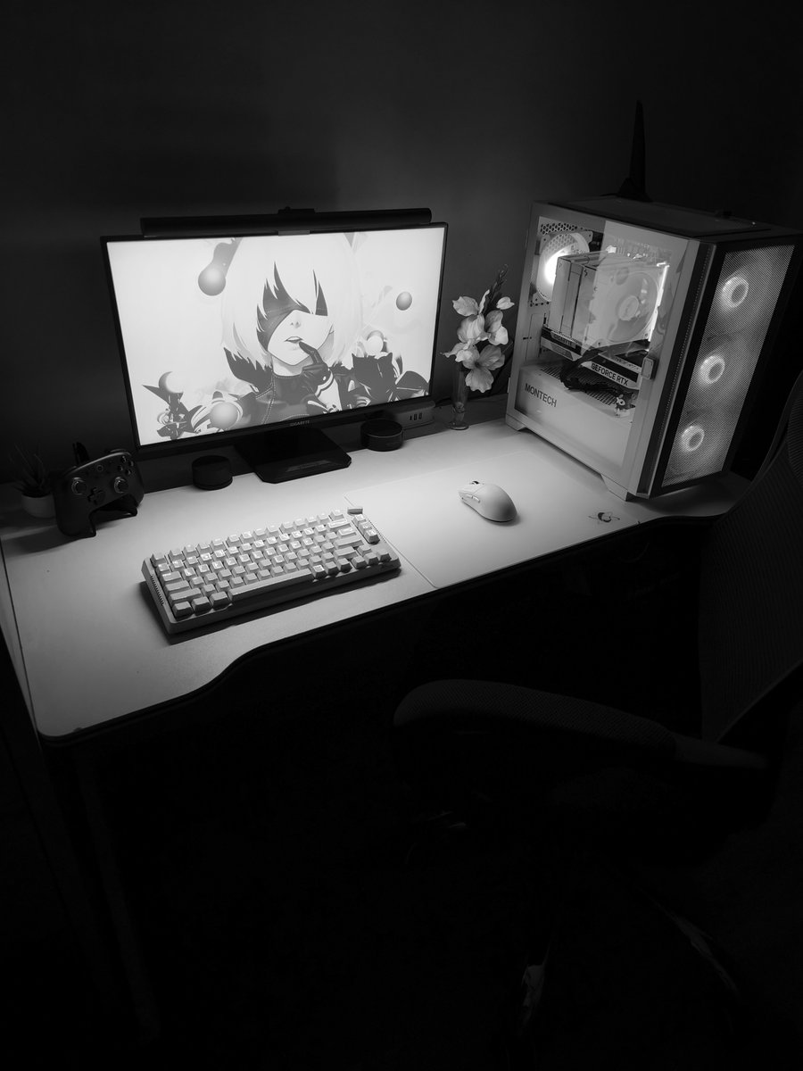 ZynergyGames's tweet photo. Happiest Tuesday! 🤍🖤✨

Sharing some details of my setup~ ☺️🤍🖤

It has been a lovely day today~ dark gloomy clouds, soft rain and soft thunder ⛈️🖤 such a perfect night to rot on my setup and play some games~ 🎮✨ #desksetup https://t.co/yVSh1Mb1c3