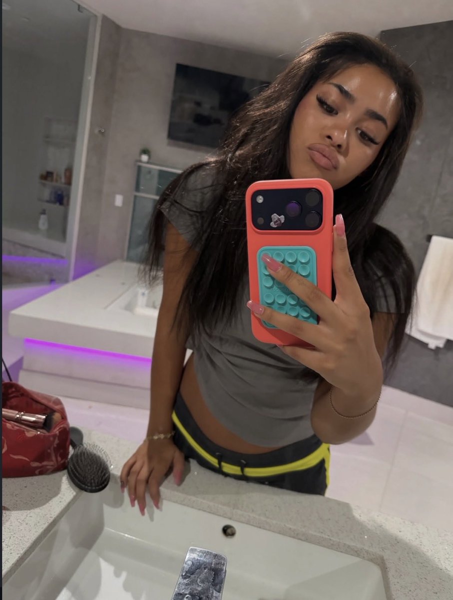 DSLLIPSSS's tweet photo. Burpgods DSL’s are so perfect #dsl #lips #burpgod #nutty #busty #pyt #slut https://t.co/q759ItfXVg