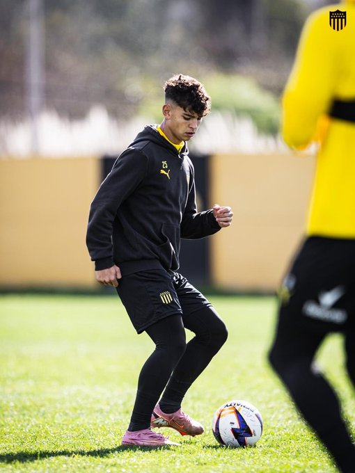 Buysan's tweet photo. 📌 Thiago Espinosa y Eric Remedi serían titular en Peñarol.

Saldrían Lucas Hernández y el Indio Fernández del once inicial.

Información de @Arrillagae en La Mañana del Fútbol.

▶️ https://t.co/y81BDG6t9r https://t.co/p9o0IC1ZA1