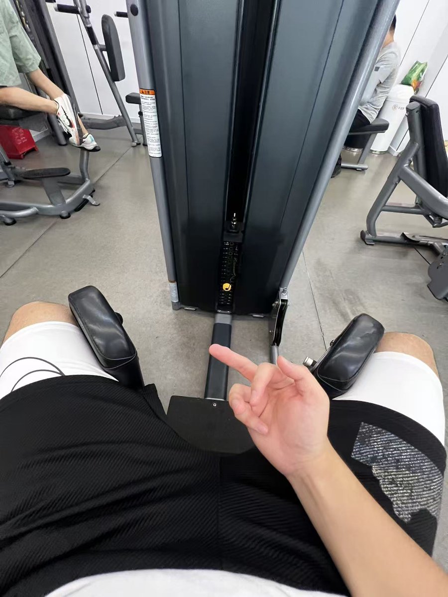 yang1011252's tweet photo. 健身房练腿日，来摸我吧
#高弹 #白袜 #体育生内裤  #体育生 #1s #健身展示 https://t.co/36VXWt3nQv