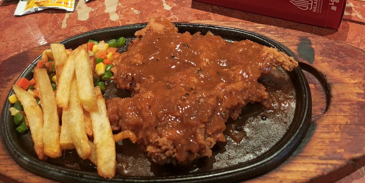 Cu4n_Sy4tin's tweet photo. Katanya cinta itu kayak steak🫢...
Panass, berisik, terus bikin nagih🤣
Eh tapi ini beneran steak sih 
Makan malem kalian? https://t.co/sBDqk3cM1j