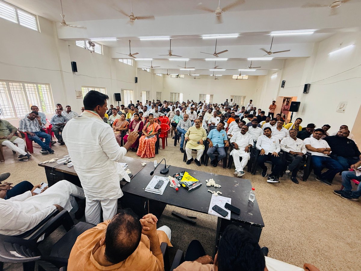 Devendra_1925's tweet photo. आज बिलासपुर राजीव भवन में जिला कांग्रेस कमेटी (ग्रामीण) की बैठक में शामिल होकर स्मार्ट मीटर, बढ़ते बिजली बिल और आम जनता से जुड़े ज्वलंत मुद्दों पर विस्तार से चर्चा की।

स्मार्ट मीटर के नाम पर जनता की जेब पर डाका और मनमानी बिजली बिल किसी भी कीमत पर स्वीकार नहीं किए जाएंगे। कांग्रेस हर घर की आवाज़ बनकर इस जनविरोधी व्यवस्था के खिलाफ संघर्षरत है और आम जनता के अधिकारों की रक्षा के लिए यह लड़ाई पूरी मजबूती से जारी रहेगी।

इस अवसर पर बिलासपुर ग्रामीण जिला कांग्रेस कमेटी के अध्यक्ष महेंद्र गंगोत्री जी, बिलासपुर शहर जिला कांग्रेस कमेटी के अध्यक्ष सुधांशु मिश्रा जी तथा बिलासपुर ग्रामीण जिला कांग्रेस कमेटी के पूर्व अध्यक्ष विजय केसरवानी जी विशेष रूप से उपस्थित रहे।