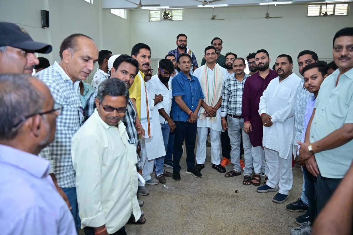 Devendra_1925's tweet photo. आज बिलासपुर राजीव भवन में जिला कांग्रेस कमेटी (ग्रामीण) की बैठक में शामिल होकर स्मार्ट मीटर, बढ़ते बिजली बिल और आम जनता से जुड़े ज्वलंत मुद्दों पर विस्तार से चर्चा की।

स्मार्ट मीटर के नाम पर जनता की जेब पर डाका और मनमानी बिजली बिल किसी भी कीमत पर स्वीकार नहीं किए जाएंगे। कांग्रेस हर घर की आवाज़ बनकर इस जनविरोधी व्यवस्था के खिलाफ संघर्षरत है और आम जनता के अधिकारों की रक्षा के लिए यह लड़ाई पूरी मजबूती से जारी रहेगी।

इस अवसर पर बिलासपुर ग्रामीण जिला कांग्रेस कमेटी के अध्यक्ष महेंद्र गंगोत्री जी, बिलासपुर शहर जिला कांग्रेस कमेटी के अध्यक्ष सुधांशु मिश्रा जी तथा बिलासपुर ग्रामीण जिला कांग्रेस कमेटी के पूर्व अध्यक्ष विजय केसरवानी जी विशेष रूप से उपस्थित रहे।