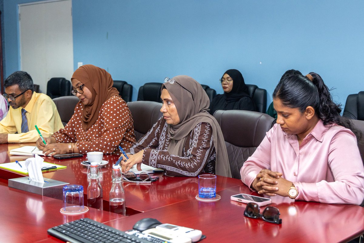 MFAORmv's tweet photo. ފުވައްމުލައް ސިޓީ ކައުންސިލުން މިވުޒާރާގެ އިސްވެރިންނާ ބައްދަލުކުރެއްވުން.

މި ބައްދަލުކުރެއްވުމުގައި، ފުވައްމުލައް ސިޓީގެ މަސްވެރިކަމާއި ދަނޑުވެރިކަމުގެ ސިނާޢަތް އިތުރަށް ހަރުދަނާކޮށް ކުރިއެރުވުމާ ގުޅޭގޮތުން ފުޅާދާއިރާއެއްގައި މަޝްވަރާކުރެވުނެވެ. މީގެ އިތުރުން، އެ ސިޓީގެ ރުއްގަހަށް ޖެހެމުންދާ ބަލިތައް ކޮންޓްރޯލްކުރުމަށްޓަކައި، މި ވުޒާރާގެ ފަންނީ އެހީތެރިކަމާއި އިރުޝާދު ބޭނުންވާކަން ކައުންސިލްގެ ފަރާތުން ވަނީ ފާހަގަކުރައްވާފައެވެ.