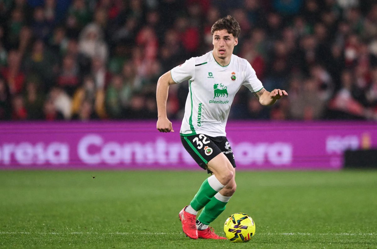 UtdXclusive's tweet photo. 🚨 NEW: Manchester United have joined the race for Racing Santander’s left-back Jorge Salinas, viewing him as a cheaper alternative to Newcastle United target Lewis Hall. The Spain U19 international, a product of Santander’s academy who helped the club gain promotion last season with 34 appearances, has also attracted interest from Barcelona (who won’t meet the asking price), Atlético Madrid, Newcastle and Porto. 

Represented by Jorge Mendes, Salinas has a €16m release clause (doubled from €8m after June 30) that is considered affordable for Premier League sides, and Santander are simply waiting for a club to trigger it.

[@diarioas]