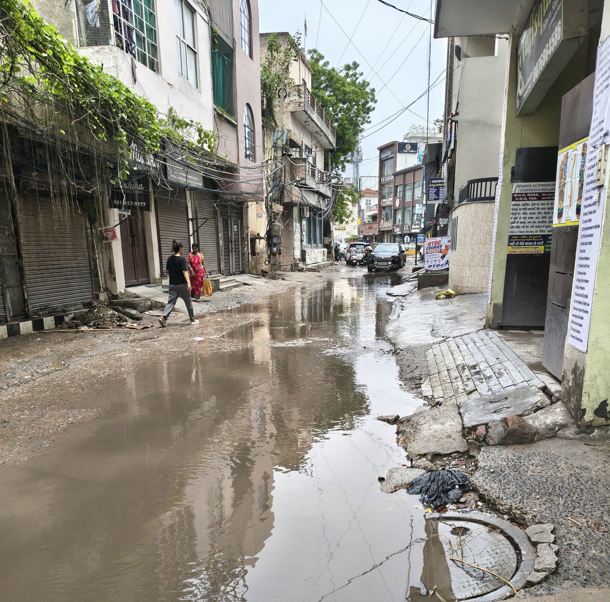 SPVerma6317's tweet photo. @MunCorpGurugram @cmohry Water pumping situation...Water logged near "exMLA Gaba ji ki Kothi, New Colony Gurgaon &amp; being pumped out from blocked sewerage line on to open road to Sect 7🫪Why can't it be properly taken into nxt sewage line with adequate pipe length 🤔 https://t.co/gmONNAGJct