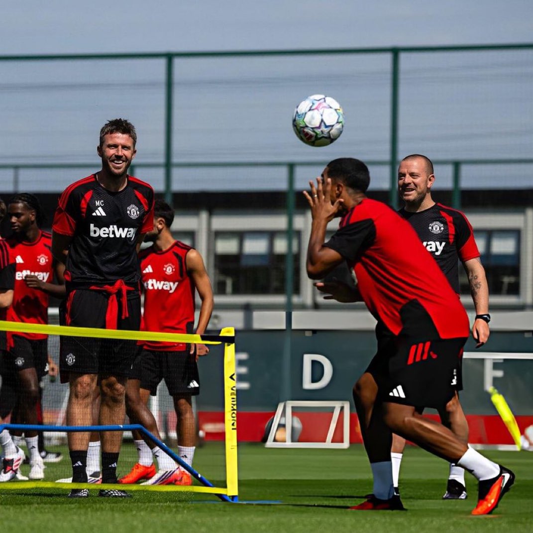 utdreport's tweet photo. Carrick and Tielemans 🥹🤩 https://t.co/5oEvlr5uXa