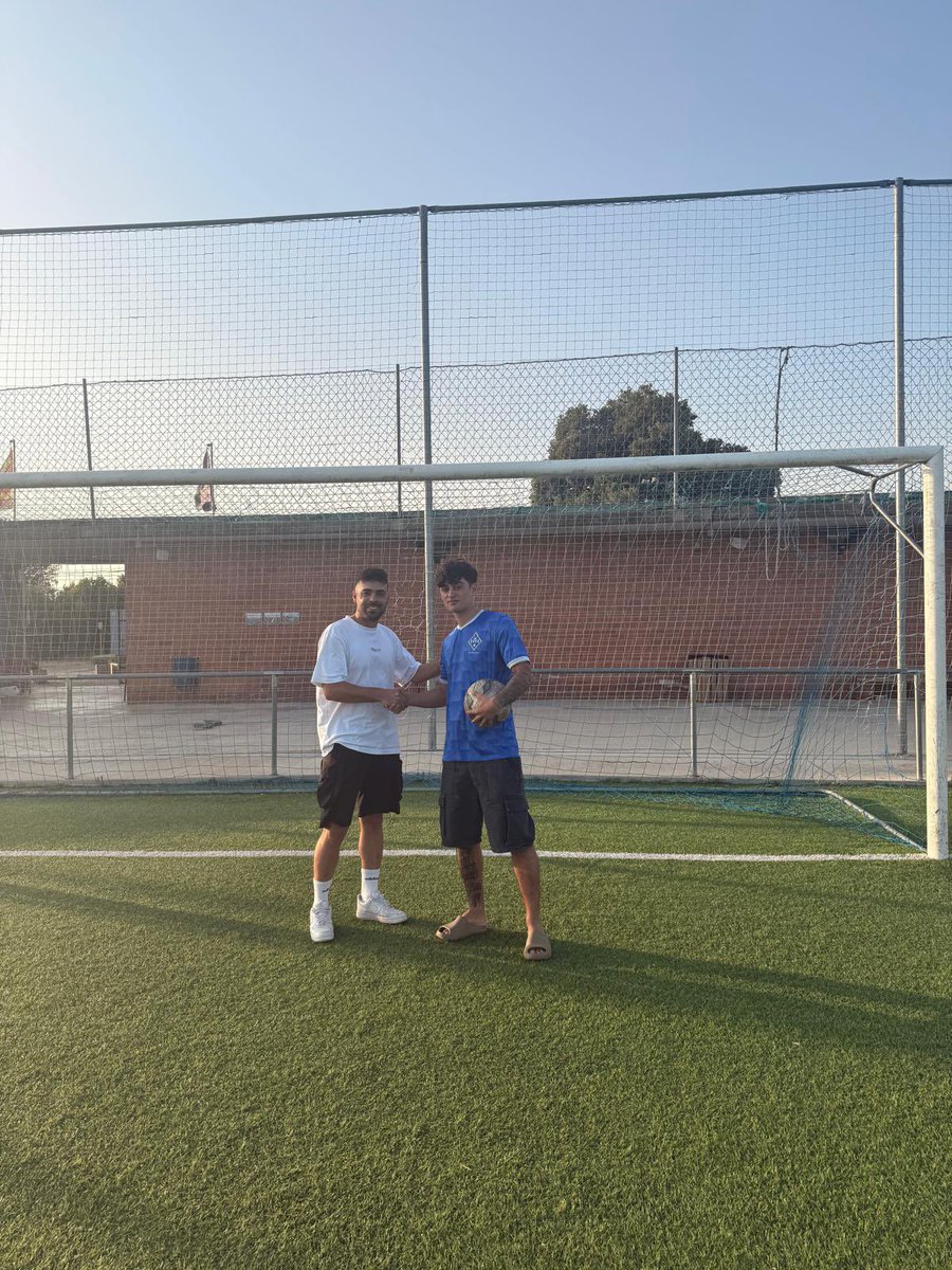 CFCastelltersol's tweet photo. ✍🏽🤝𝗙𝗜𝗧𝗫𝗔𝗧𝗚𝗘 𝗢𝗙𝗜𝗖𝗜𝗔𝗟

🦉Benvingut, Àlex!

🔵L'Àlex Vives s'incorpora al CF Castellterçol per reforçar la part ofensiva del Primer Equip. https://t.co/voY9xcMqeU