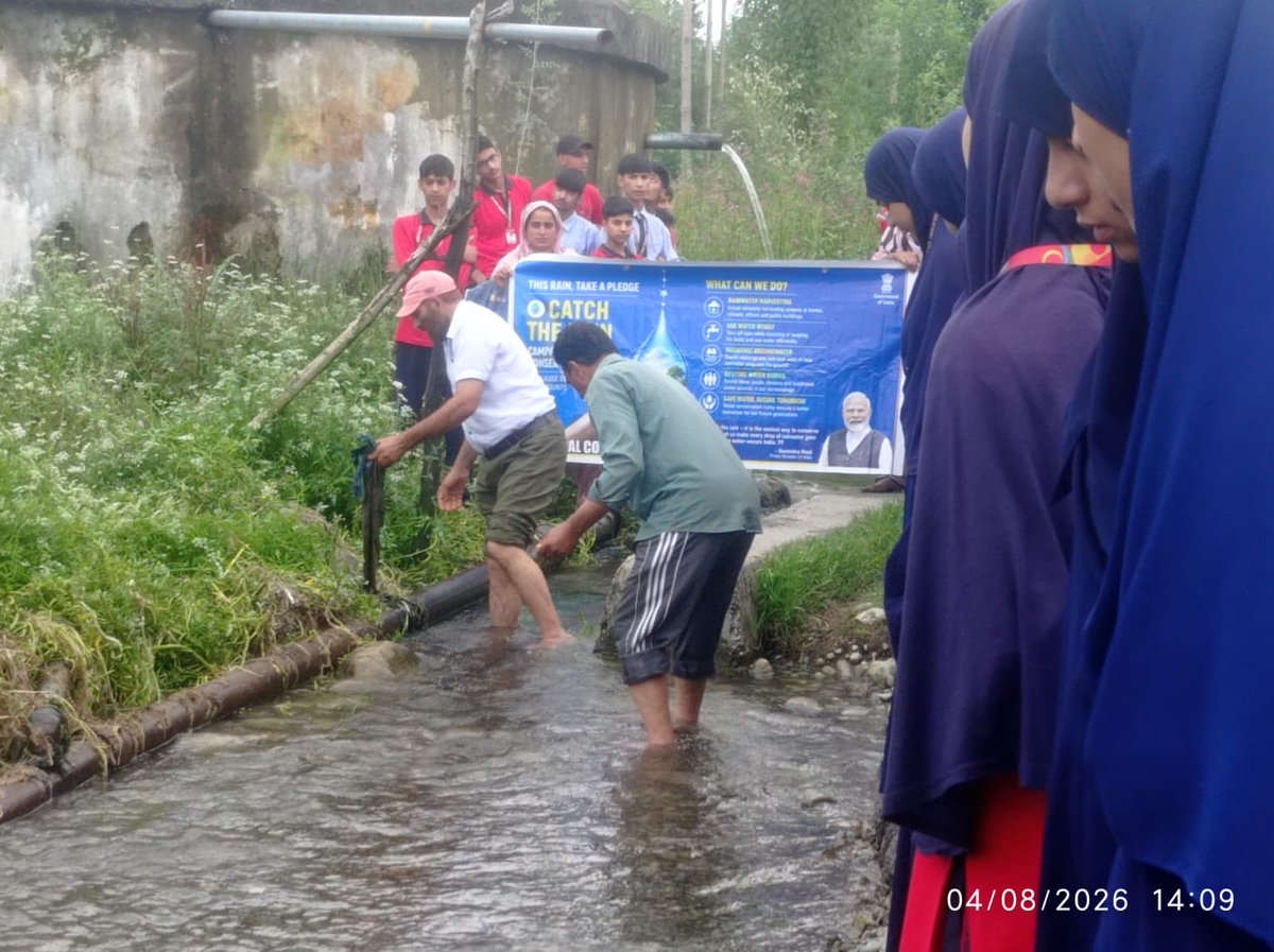 CEOMCKULGAM's tweet photo. As part of the Catch the Rain campaign, the Municipal Council Kulgam conducted a Special Sanitation Drive at the Chawalgam River to promote cleanliness, protect water resources, and create public awareness about environmental conservation. https://t.co/uM4mNpHZon