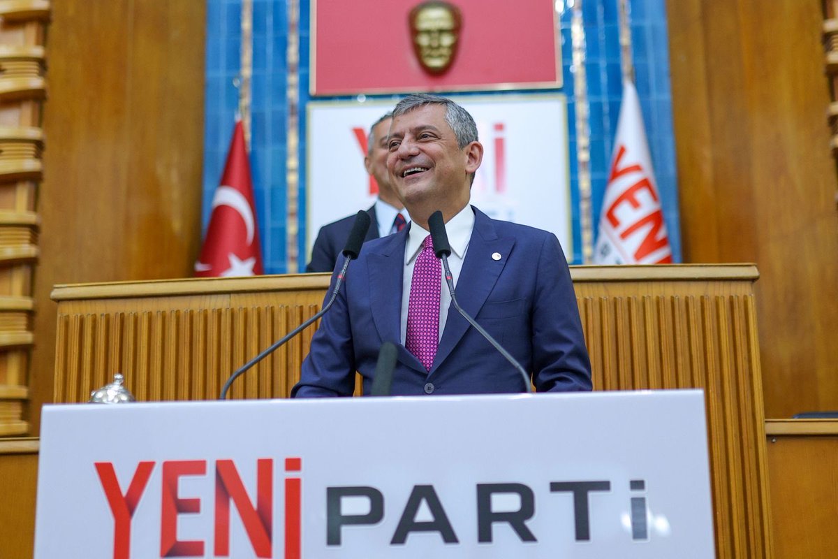 yenipartiyiz's tweet photo. Genel Başkanımız Özgür Özel, partimizin haftalık TBMM grup toplantısında gündemi değerlendirdi.

"Talimatı milletten aldık, ismi milletten aldık, bütçeyi milletten aldık. Hep beraber yürüyoruz. Pusulamız millet, rotamız iktidar. 

YENİ Partililer, yürüyelim arkadaşlar.” https://t.co/UlvN3ZqehN