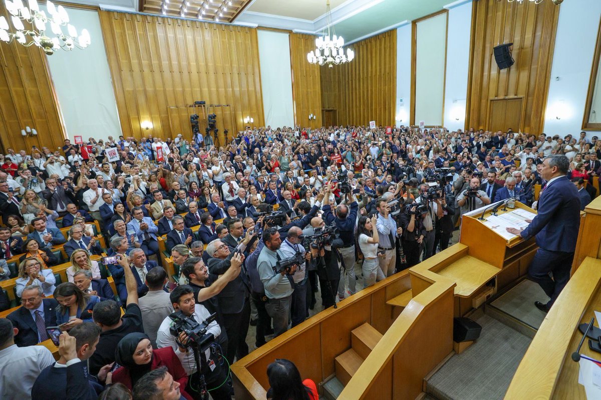 yenipartiyiz's tweet photo. Genel Başkanımız Özgür Özel, partimizin haftalık TBMM grup toplantısında gündemi değerlendirdi.

"Talimatı milletten aldık, ismi milletten aldık, bütçeyi milletten aldık. Hep beraber yürüyoruz. Pusulamız millet, rotamız iktidar. 

YENİ Partililer, yürüyelim arkadaşlar.” https://t.co/UlvN3ZqehN
