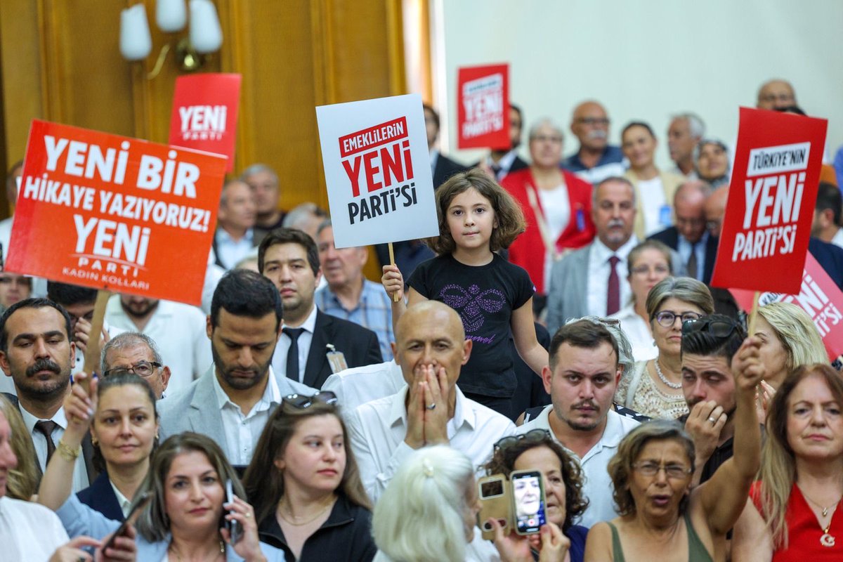 yenipartiyiz's tweet photo. Genel Başkanımız Özgür Özel, partimizin haftalık TBMM grup toplantısında gündemi değerlendirdi.

"Talimatı milletten aldık, ismi milletten aldık, bütçeyi milletten aldık. Hep beraber yürüyoruz. Pusulamız millet, rotamız iktidar. 

YENİ Partililer, yürüyelim arkadaşlar.” https://t.co/UlvN3ZqehN