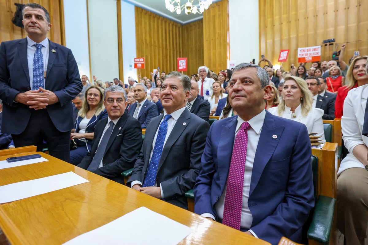 yenipartiyiz's tweet photo. Genel Başkanımız Özgür Özel, partimizin haftalık TBMM grup toplantısında gündemi değerlendirdi.

"Talimatı milletten aldık, ismi milletten aldık, bütçeyi milletten aldık. Hep beraber yürüyoruz. Pusulamız millet, rotamız iktidar. 

YENİ Partililer, yürüyelim arkadaşlar.” https://t.co/UlvN3ZqehN