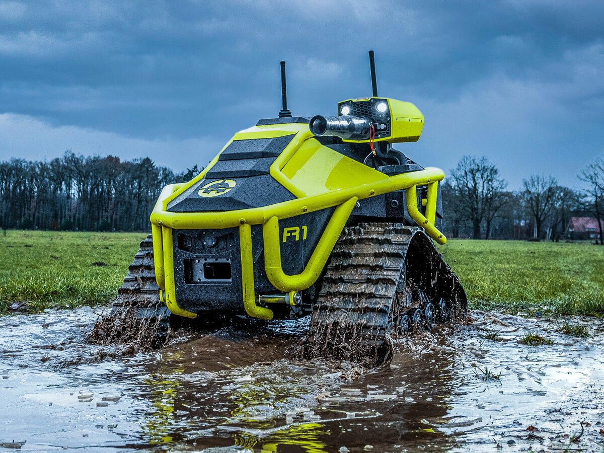 _Ghost__007__'s tweet photo. Note : ils utilisent aussi le Magirus Wolf R1 , c’est un robot pompier électrique ultra-robuste :  canon à eau/mousse (2 500 L/min) , Portée de jet jusqu'à 65 mètres , 100% électrique , caméras UHD et thermiques à 360° , Pilotable à distance sécurisée jusqu'à 2,5 km 👍 https://t.co/VEeIohuJc8