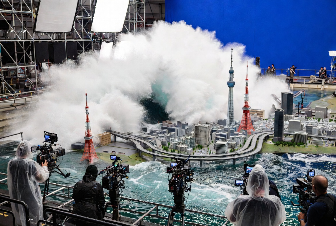 Changeiz_Marri's tweet photo. @tintinpapa1 Practical effects for the win. That giant water dump destroying miniature Tokyo Tokyo Tower included looks way more epic than any CGI. 
Nakano and Suginami really are the high ground VIP seats. https://t.co/eE2k5yl1yz