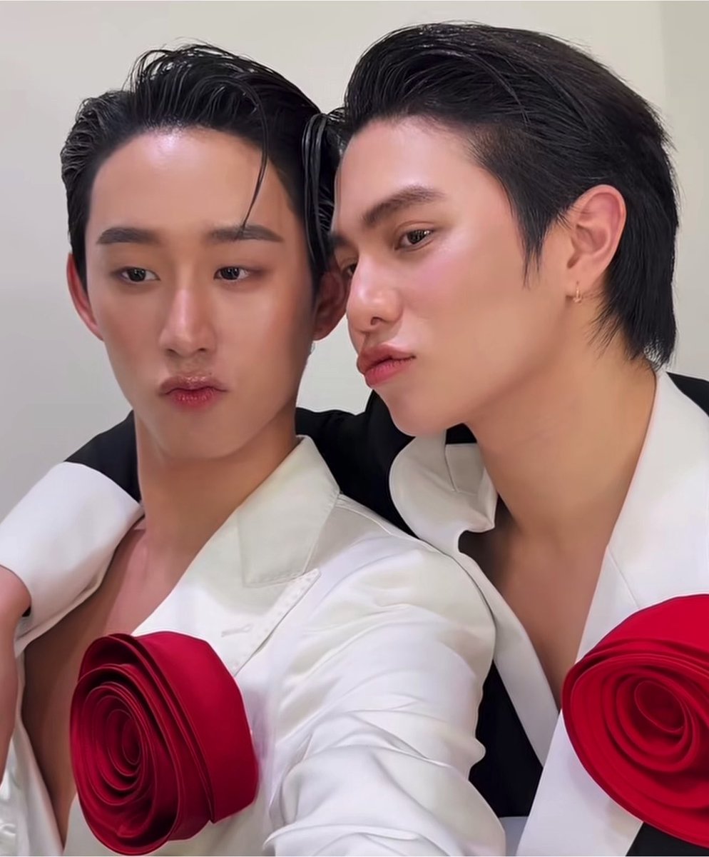 underthesamsky_'s tweet photo. ไหล่พี่เอสนี่ไม่เคยว่างเลย วิลเลี่ยมจองแล้ว https://t.co/GdhwHB1YGw