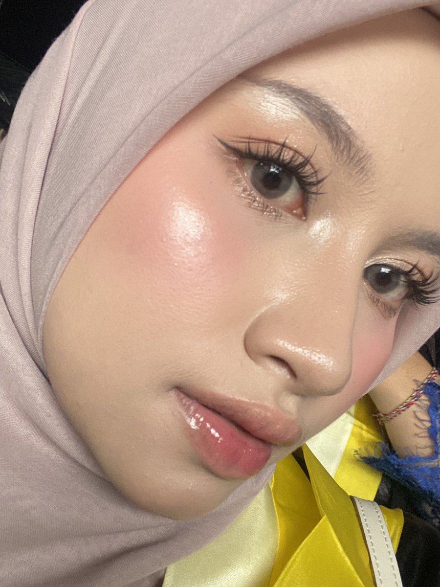 blissfulfancy's tweet photo. why is NO ONE talking about this GODDESS HIGHLIGHTER anymore…

dapet 4 shades, super blinding + smooth cuman 60RB-an…😭👍🏻￼ https://t.co/gzlMNyip7v