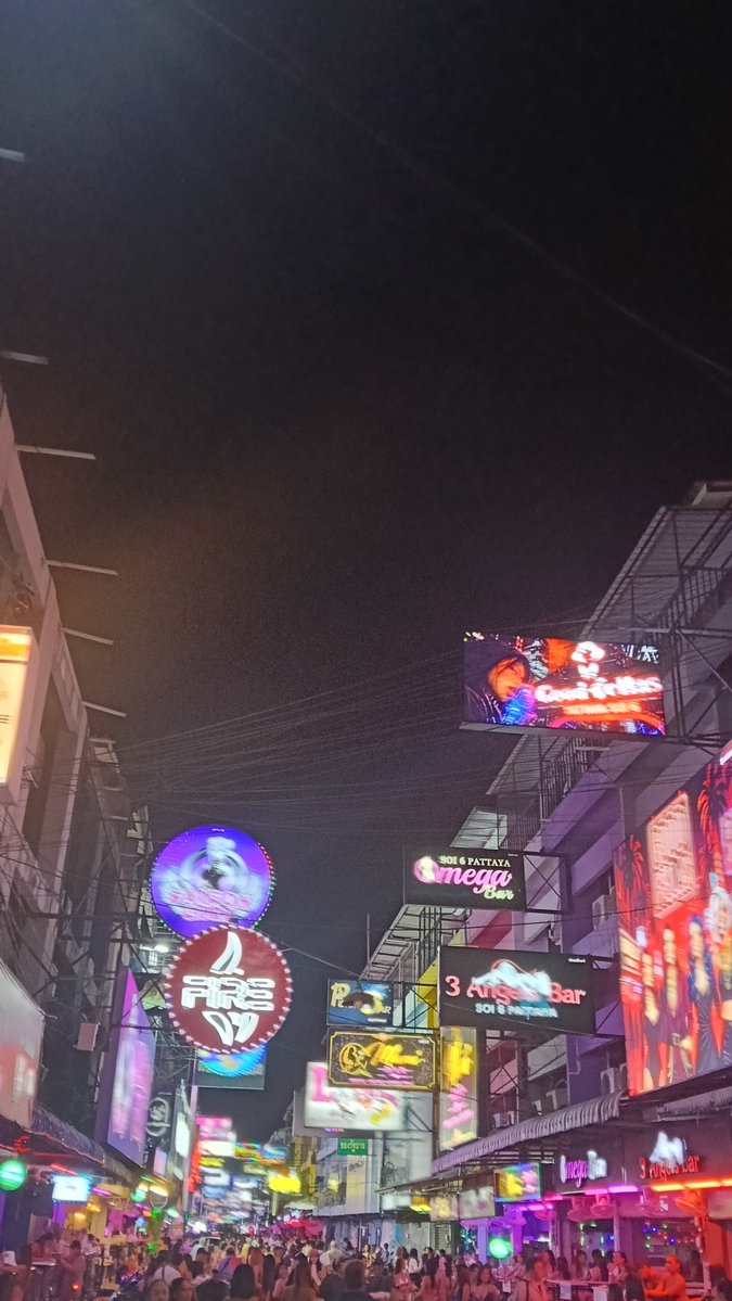 281953t's tweet photo. 最終夜のソイ6のバー。　初めて会ったときから、私は以前の店では2階に上がったが、ここでは上がらないと申しておりました。これは、お前のような汚い爺とは上がらないと宣言された思ってました。
続く。 https://t.co/8oX1AWZ1P5