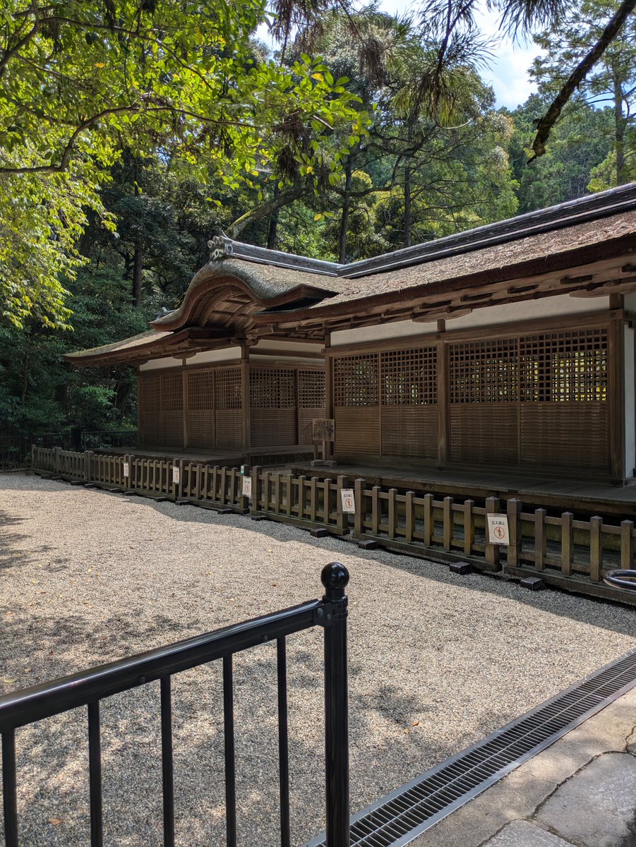 KG_Holy's tweet photo. 奈良県天理市の石上神宮(いそのかみ-)参詣⛩️
写真1枚目は摂社出雲建雄神社拝殿(国宝です)。御神鶏のニワトリもこの暑さでは動きがにぶいです https://t.co/fFPej5sJVM