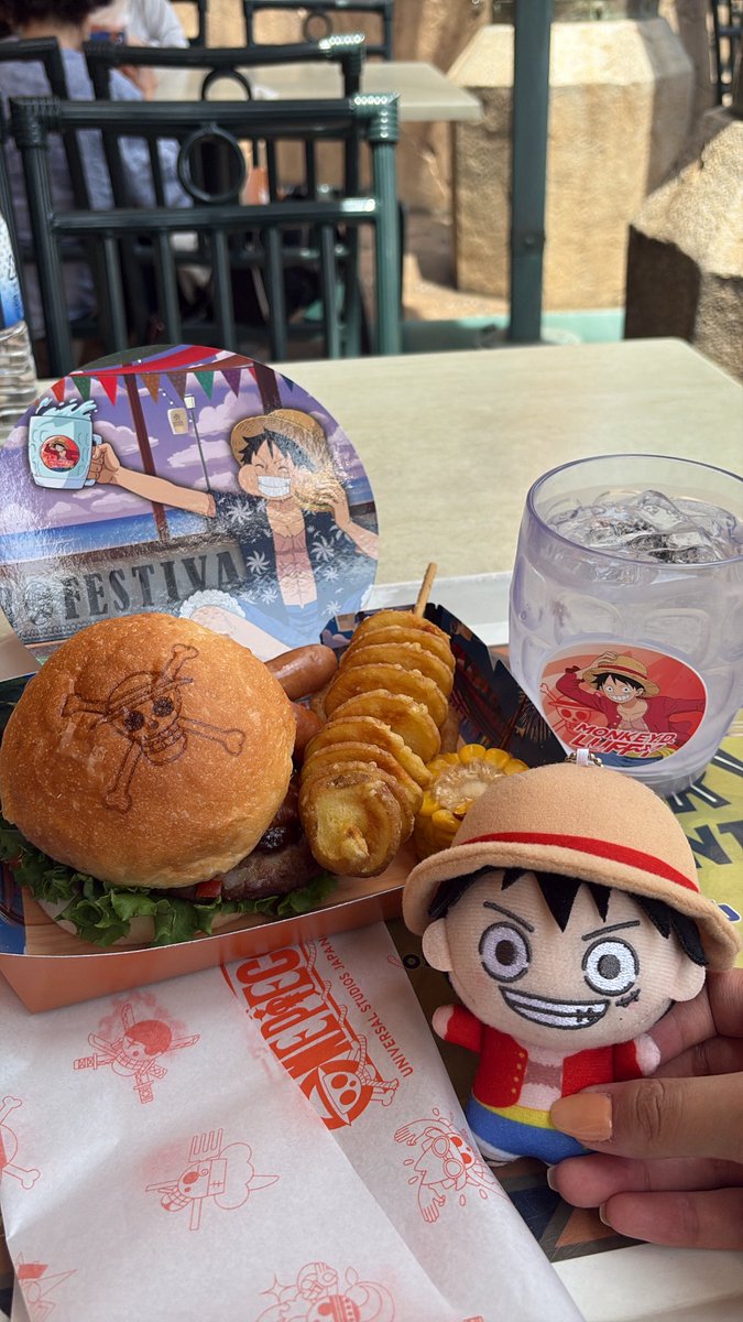 2B8voa's tweet photo. 宴レストランはどれも食べたいので今回はまず👒メニューで行かせて頂きました…✌️
みんなと行く時は🐯食べよかな！
あと！！暑い時期参戦の方、こ���🍊さんのフローズンほんと最高だから食べてけろ… https://t.co/BJfGhb0eUo