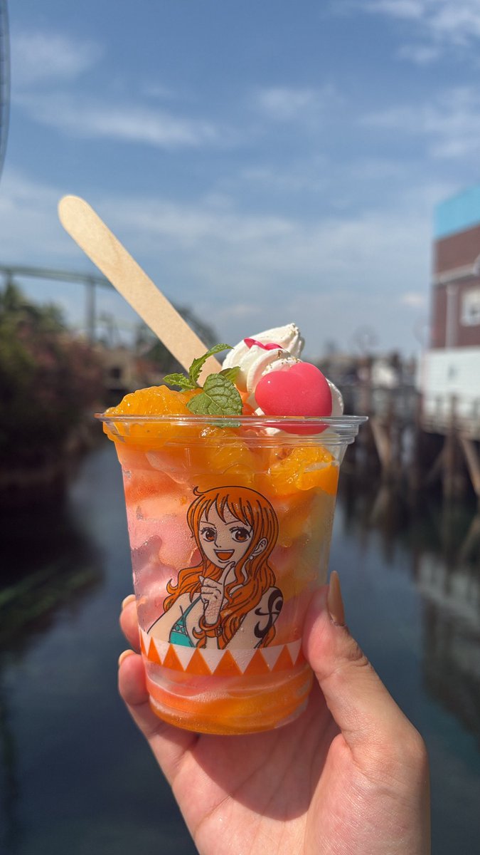 2B8voa's tweet photo. 宴レストランはどれも食べたいので今回はまず👒メニューで行かせて頂きました…✌️
みんなと行く時は🐯食べよかな！
あと！！暑い時期参戦の方、こ���🍊さんのフローズンほんと最高だから食べてけろ… https://t.co/BJfGhb0eUo