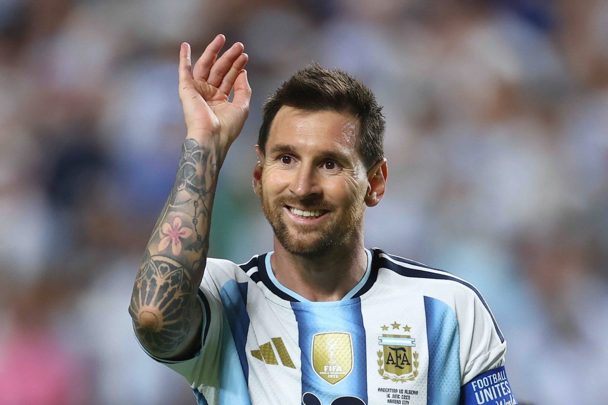 herqles_es's tweet photo. 🇪🇸🇦🇷 | #Urgente Ayuso anuncia una donación de Messi para reconstruir Madrid tras los incendios:

«Leo Messi ha donado 80.000€ para la reconstrucción de la Sierra Oeste de Madrid. 

Quiero darle las gracias y decirle que los madrileños esperamos recibirle pronto para darle el aplauso que se merece», ha escrito la presidente madrileña.