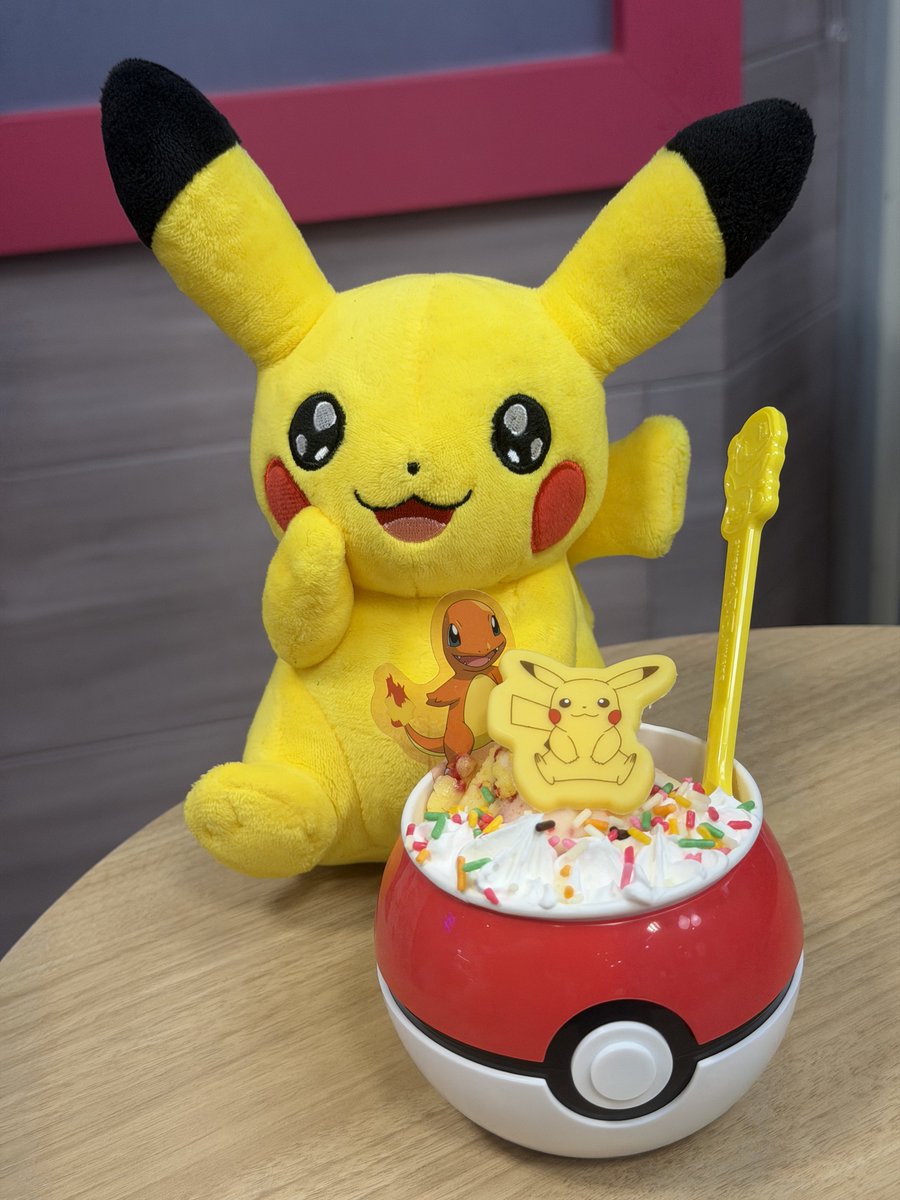 Aya_s2_Daniel's tweet photo. 派遣終わりに寄ったサーティワン店舗は一時品切れ
諦めきれなくてその店舗から歩いて50分の別店舗へ

モンボサンデーあったー！！！

フードと撮ると最高な表情な相棒ピカチュウ⚡️
美味しくてほっぺた落ちちゃうねぇ

もちろんフレーバーはピカチュウのボルテッカー⚡️ https://t.co/OMAa7AFOst