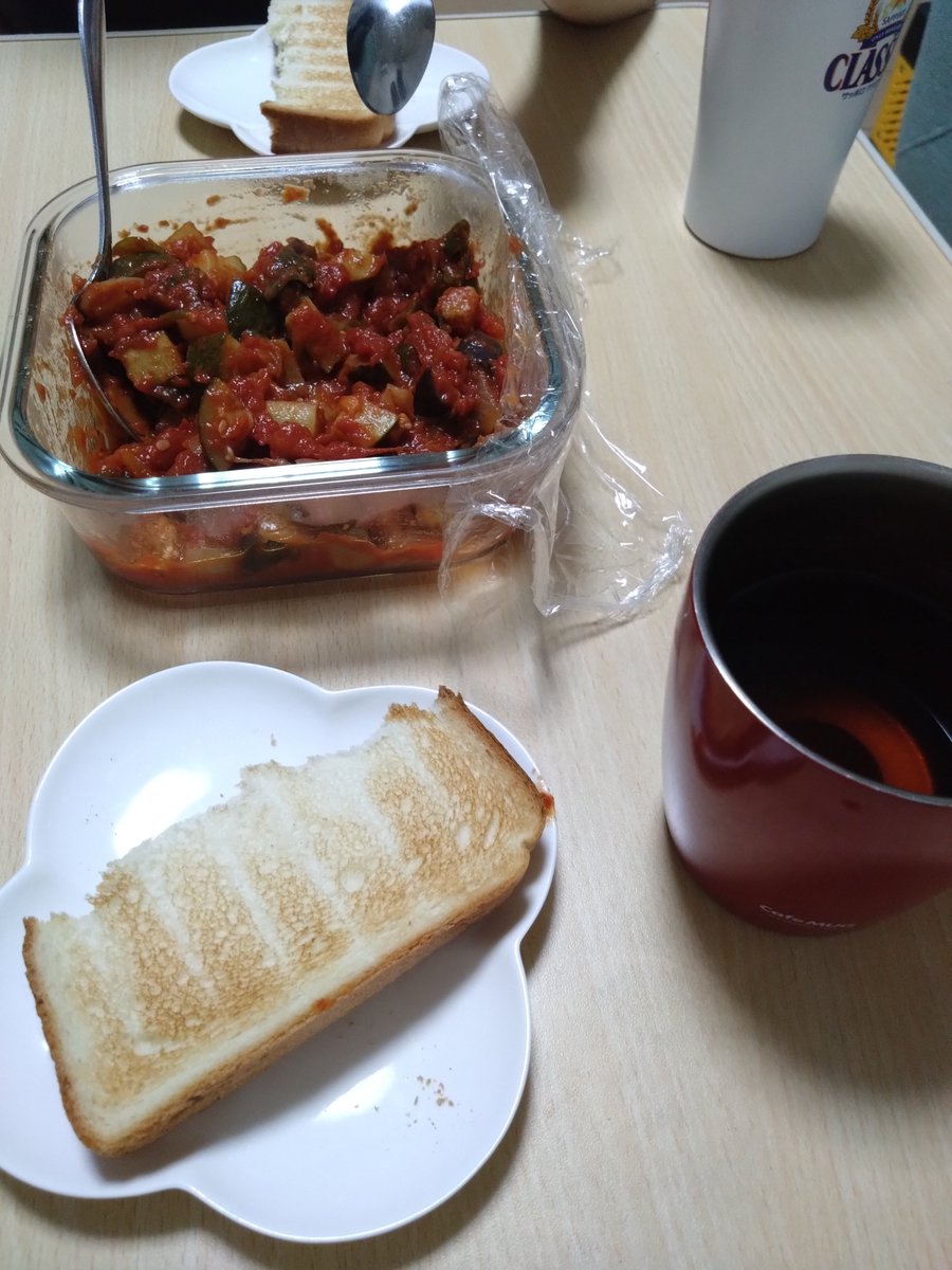 ann0msb's tweet photo. 今日の夕ご飯です
ふゆうぶつさんが｢ラタトゥイユ食べたい｣とのことだったので食べたことないけど作ってみた　合ってるか謎
ちなみにふゆうぶつさんも食べたことなかった　謎は深まるばかり https://t.co/PQhjcse7KT