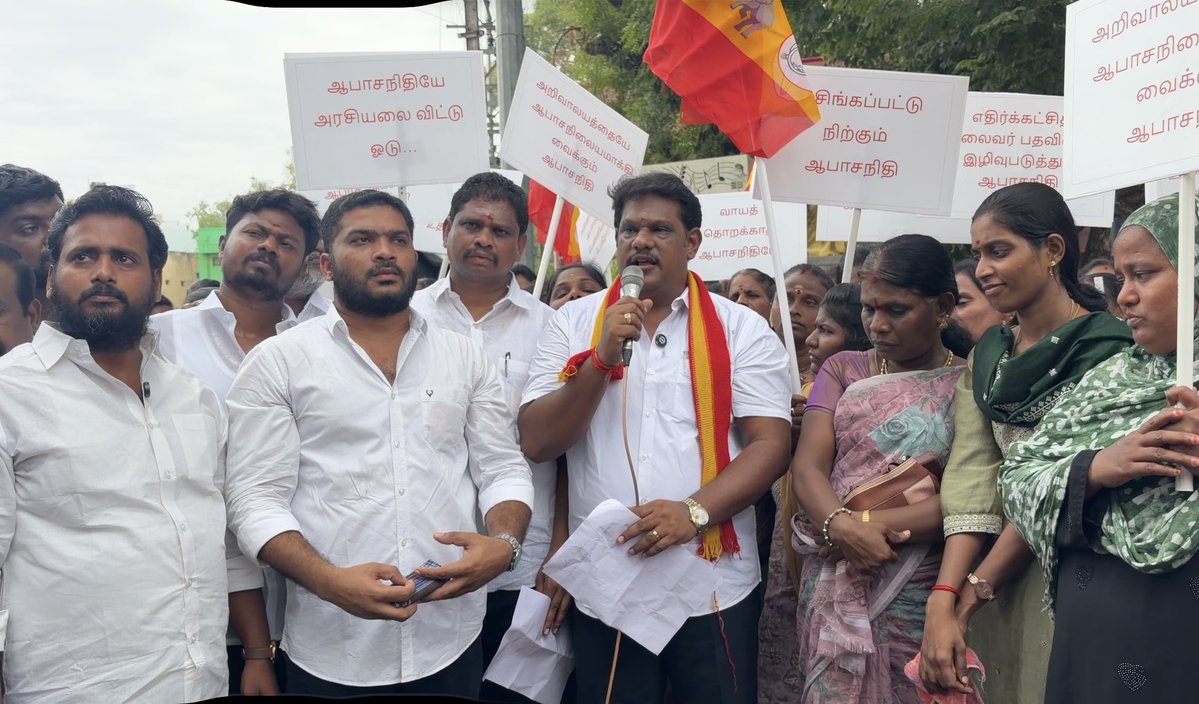 TVKGopison's tweet photo. அவதூறு பேச்சுக்கு அஞ்சமாட்டோம்! 💪🏼மதுரையில் திரண்ட மகளிர் படை! 💥
முதல்வர் மாண்புமிகு தளபதி விஜய் அவர்களை அவதூறாகப் பேசிய எதிர்க்கட்சித் தலைவர் உதயநிதி ஸ்டாலினைக் கண்டித்து, மதுரை தெற்கு தொகுதி மகளிர் அணி சார்பில் மாபெரும் கண்டன ஆர்ப்பாட்டத்தை நடத்தினோம். https://t.co/9HlRmmhK70