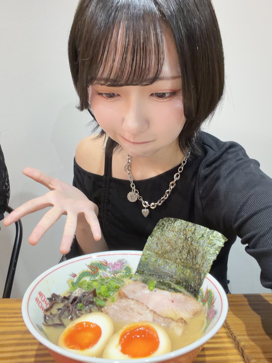nagamatsu_haru's tweet photo. めなが作ったクサい豚骨ラーメンを1番に食べられたことが大きな自慢です‼️

本当に衝撃でお店にしてほしいしまた食べたいです...!!
作るの本当に大変そうだったけど楽しそうでラーメン愛を感じました
1人でも多くの人にこのラーメンを味わってほしい、本当に美味しすぎました！

ぜひご覧ください🍜✨ https://t.co/nXJxKn9UOE