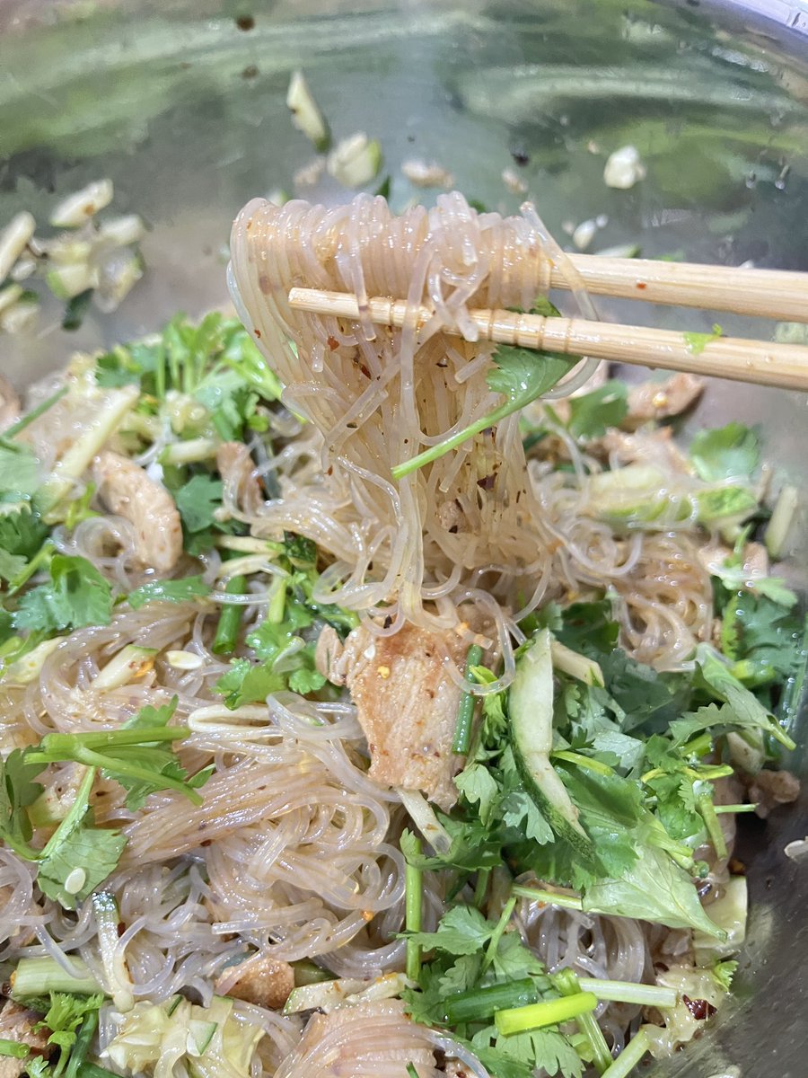 J_iangfuren's tweet photo. เย็นนี้ได้ยำวุ้นเส้นเผ็ดๆ เปรี้ยวๆ ฟินนน
 สร่วงงง มาทานข้าวเย็นด้วยกันนะคะ https://t.co/YRxhfbpWsZ