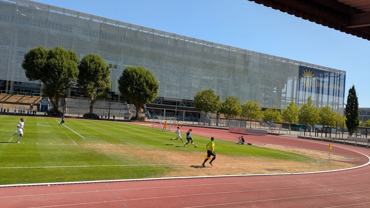 kaigaielf's tweet photo. SG Unterrath U19   0 - 2   Hertha Berlin U19 
🏟️: Kleine Kampfbahn im Arena-Sportpark 🇩🇪
🏆: DFB-Pokal der Junioren
👥: 125人

今季は3部のFortuna Düsseldorf。そのスタジアムと絶え間なく飛ぶ飛行機を背景に試合を楽しんだ🏟️✈️⚽️😊 https://t.co/xuuPhC8N3L