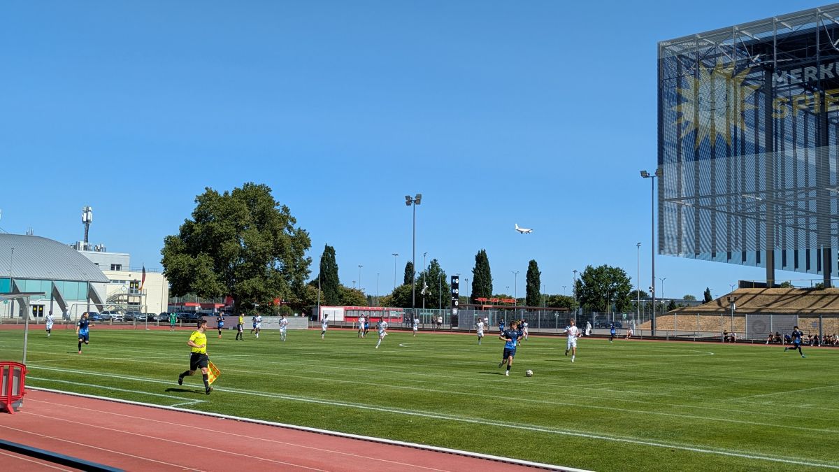 kaigaielf's tweet photo. SG Unterrath U19   0 - 2   Hertha Berlin U19 
🏟️: Kleine Kampfbahn im Arena-Sportpark 🇩🇪
🏆: DFB-Pokal der Junioren
👥: 125人

今季は3部のFortuna Düsseldorf。そのスタジアムと絶え間なく飛ぶ飛行機を背景に試合を楽しんだ🏟️✈️⚽️😊 https://t.co/xuuPhC8N3L