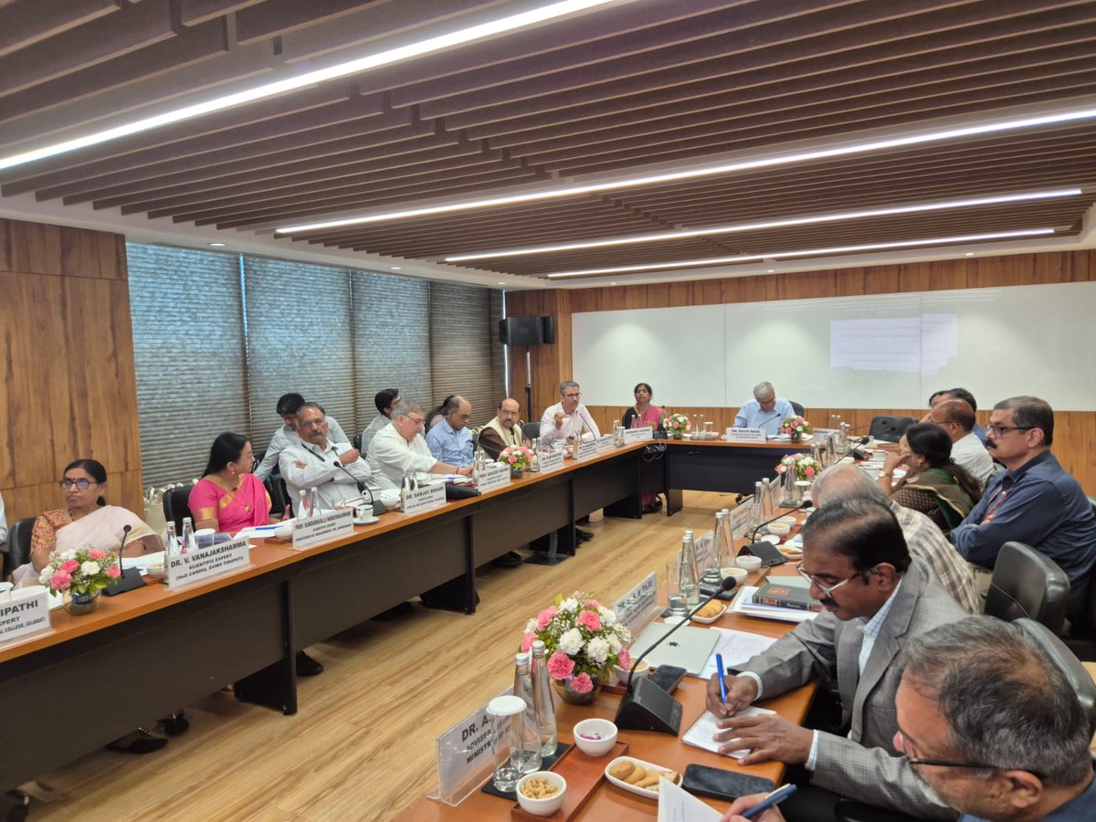 DhrHtain's tweet photo. HTAIn is delighted to welcome our newly constituted Medical Technology Assessment Board under the Chairmanship of Dr. Rajiv Bahl, Secy DHR & DG ICMR. Ms Manisha Saxena, JS DHR & Dr Shankar Prinja, Director HTAIn briefed the Board on #HTAIn activities & sensitized members on #HTA https://t.co/Xwysl31Z4C