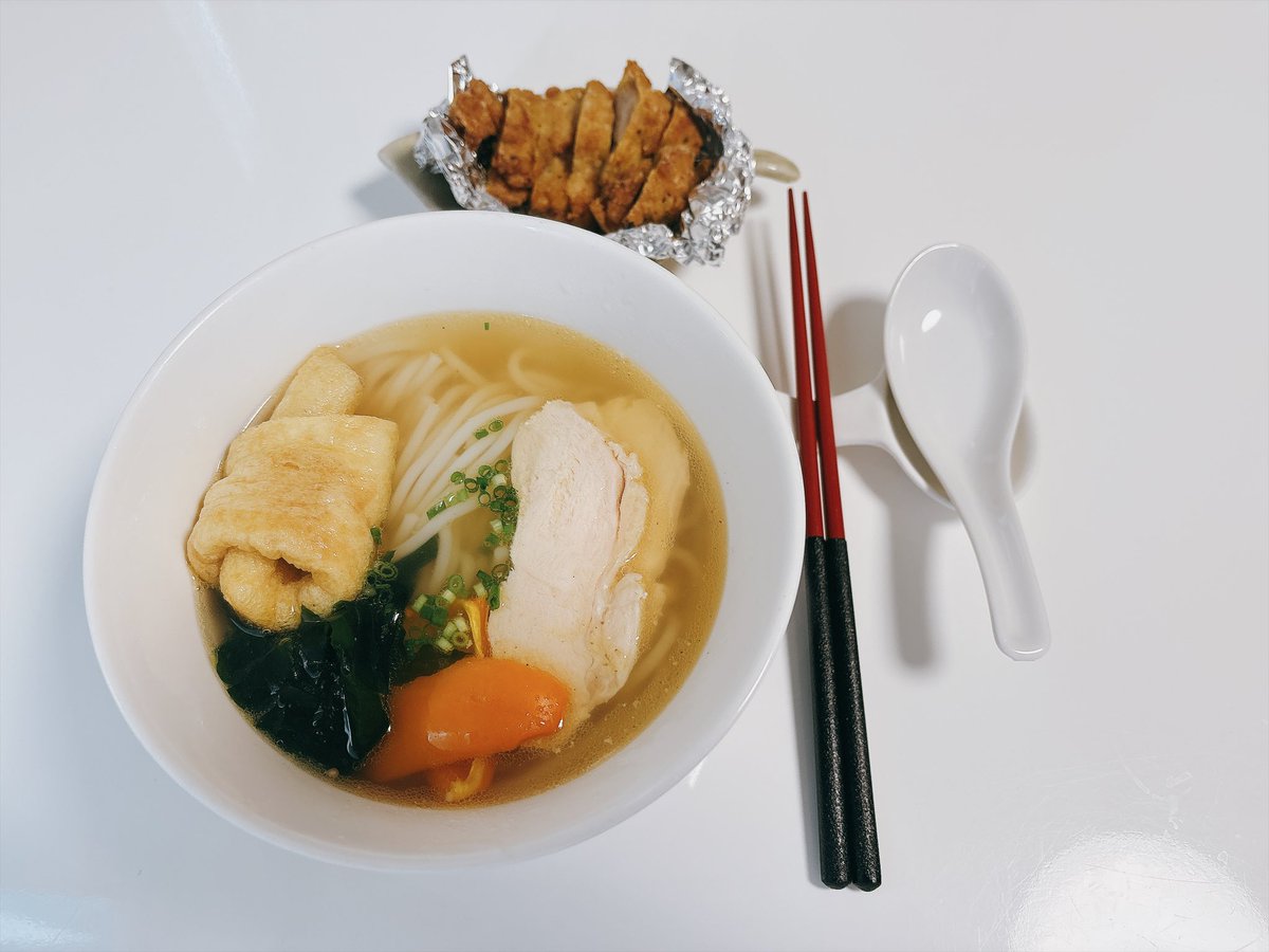 iwharapeko's tweet photo. 8/2sun昼-家メシ！

鶏肉も野菜のスープの米線
鶏肉のカレー唐揚げ https://t.co/4QgVxkcT4q