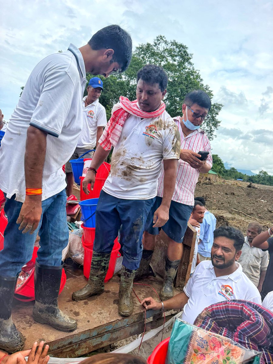 iArifR's tweet photo. Where there is distress, @CongressSevadal stands. ❤️🇮🇳

Leading the #SOSSevaDal relief team in flood-hit Assam, National Chief Organiser Shri @srinivasiyc Ji stands shoulder to shoulder with affected families.

Service in every crisis. Humanity above all. ✊ https://t.co/yobiZQm7rc